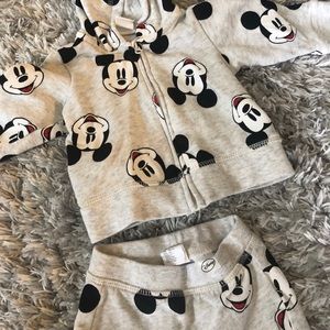H&M Matching Sets - H&M Disney baby Mickey Mouse sweatsuit H&M Matching Sets - H&M Disney baby Mickey Mouse sweatsuit